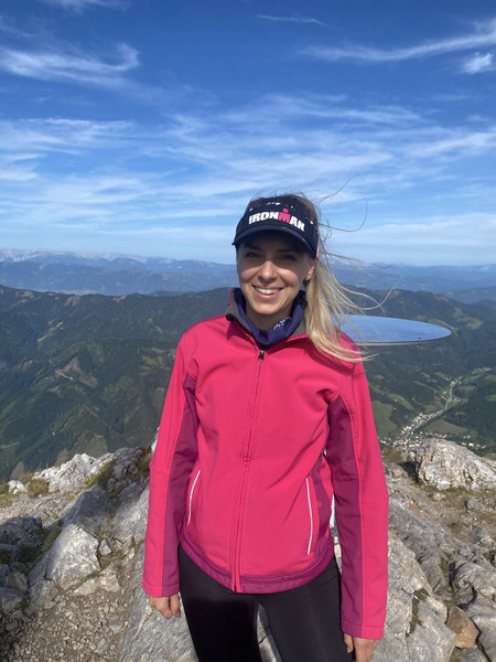 Sophie von Wird sind Mamas beim Wandern am Berg